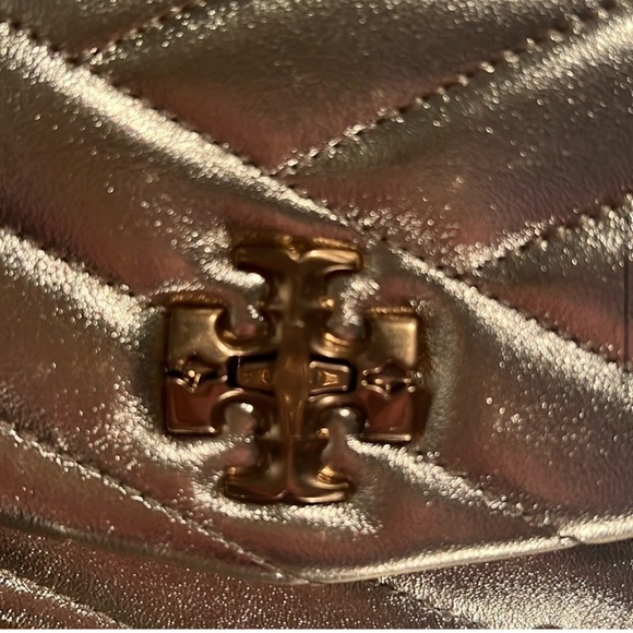 TORY BURCH Kira Chevron Chain Wallet Gold - Picture 6 of 9